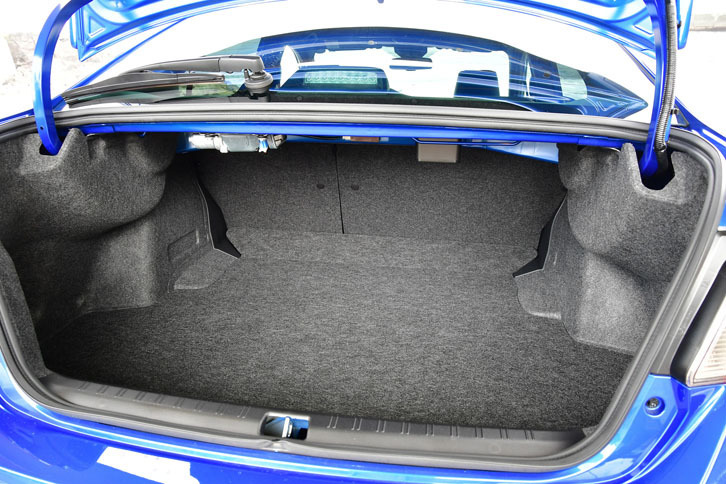 トランク容量は460リッター（VDA法）。リアシートには6：4の分割可倒機構が備わっている。