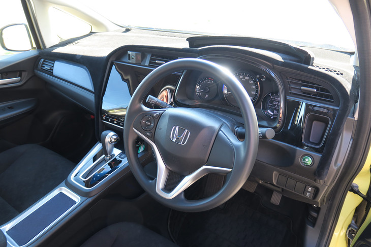 「知能化運転支援技術」では、新しいインターフェイスの開発も重要である。試作車にはドライバーの状態を監視するカメラや、“危険”の方向と重要度を示すインジケーターを装備。シートにも警報用のスピーカーやバイブレーターが内蔵され、シートベルトには乗員に警戒を促す際に用いる巻き上げ機能が備わっていた。