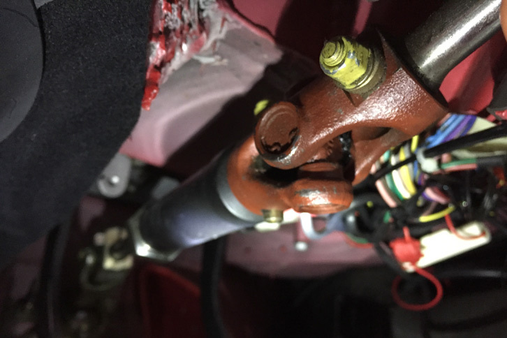 ユニバーサルジョイントを固定するナットに塗られた黄色い塗料。ちなみに酒井メカが外して調整したのは奥側のジョイントのナット（写真ではやや判別困難）で、そちらの塗料はその際に剝がれた。