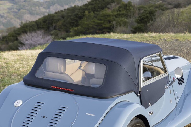 フードに関してはステッチのパターンを変更し、リアウィンドウを大型化。ボディーへのフィット性や、屋根を閉じる際の操作性の改善も図っている。