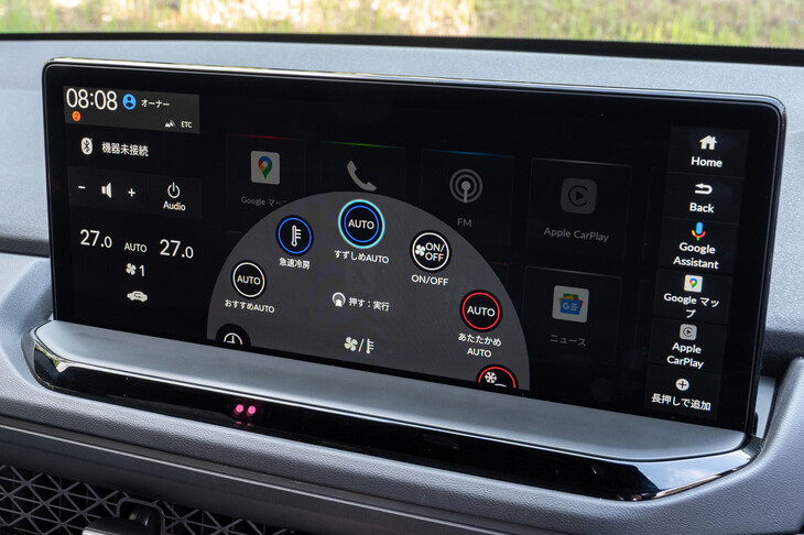 ダイヤル操作と連動してディスプレイには選択項目が表示されるが、いわゆる「戻る」「キャンセル」の操作もかんがみると、直感的に操れるという段には至っていない印象だった。