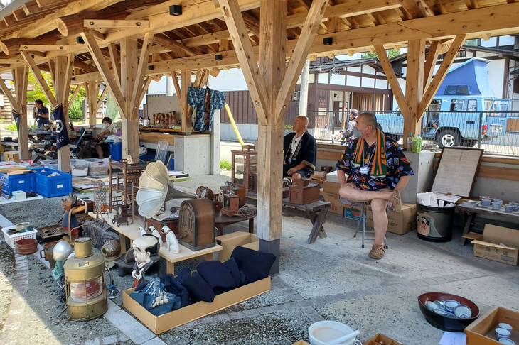 十日町通りに面するマルコの蔵広場では骨董（こっとう）市が開かれたほか、「かねやまマルシェ」や「KIKKAKE展」など、さまざまなイベントも同時に開催されていた。