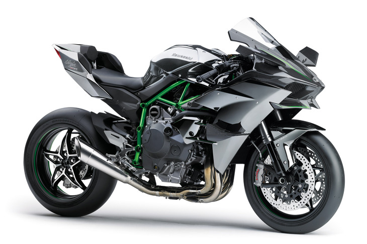 スーパーチャージドエンジンがかなえる強力な加速性能が自慢の、カワサキの「H2」シリーズ。今ではスーパースポーツの「ニンジャH2」、スポーツツアラーの「ニンジャH2 SX」、ネイキッドの「Z H2」の3系統のモデルがラインナップされる。写真は、2015年に先頭を切って登場したサーキット専用車「ニンジャH2R」。