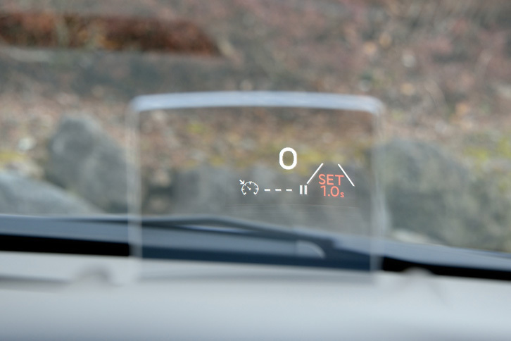 エンジンを始動すると、ドライバーの前方にカラーヘッドアップディスプレイ（HUD）が立ち上がる。写真で赤く見えるのは、車間距離の警告機能「ディスタンスアラート」の設定値。