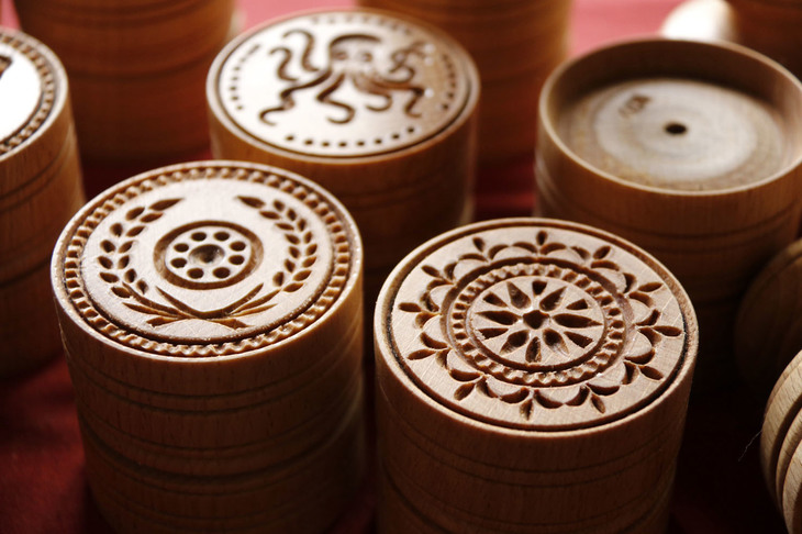 完成したコルツェッティの木型。使い方を説明すると、最初に図柄がない凹面（写真右上）でパスタ生地をくり抜き……