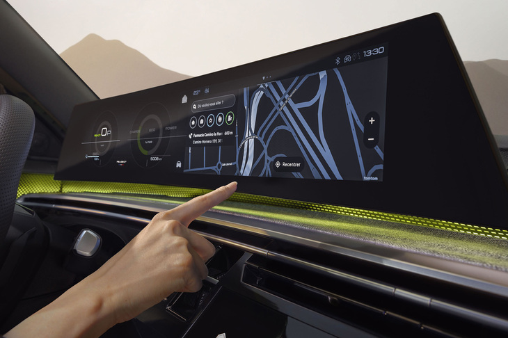 運転席にはプジョー独自の「パノラミックiコックピット」を採用。