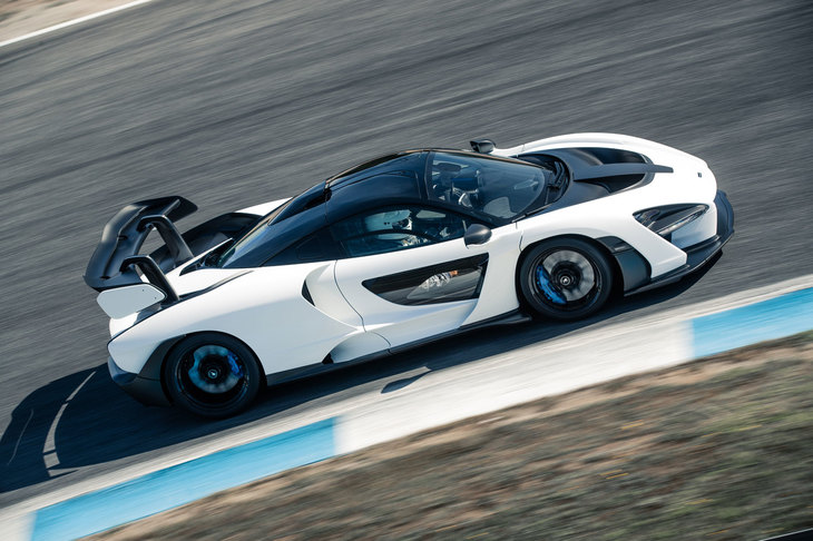 0-100km/h加速が2.8秒、最高速が340km/hという動力性能に加え、車速200km/hの状態から100mの距離で停止する制動力も「マクラーレン・セナ」の特徴として挙げられる。