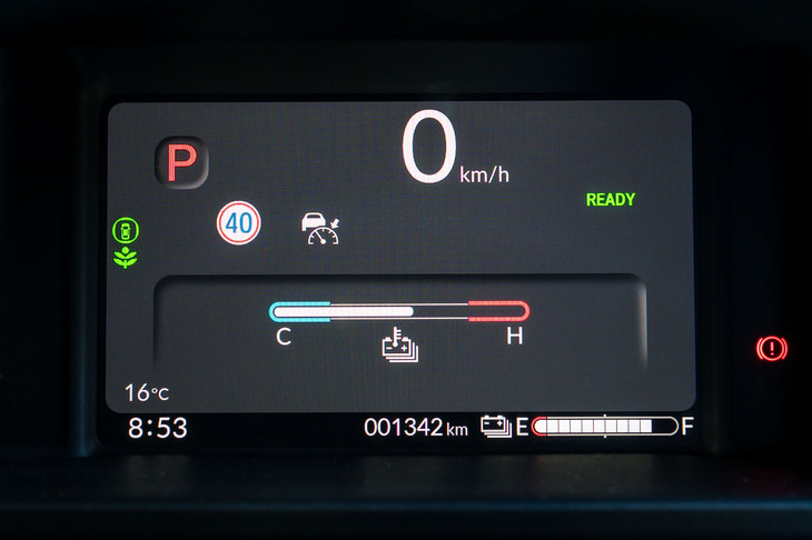 「N-VAN」は針式のアナログメーターのところ、こちらはぜいたくなフル液晶メーターを装備（商用特化グレードは別）。サイズは「N-BOX」と同じ7インチ。