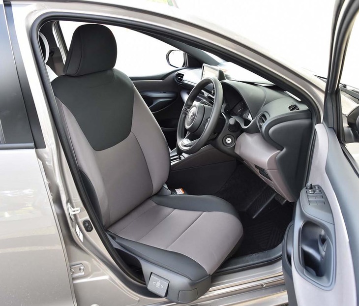 新型「ヤリス」にオプション設定される「ターンチルトシート」。その名の通り、ワンアクションで外側にターンしつつチルトする（傾く）のが特徴となっている。