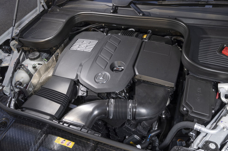 直6モデルが主力のため、エンジンルームの前方にはだいぶゆとりがある。「GLEクーペ」には4気筒モデルの設定がない。