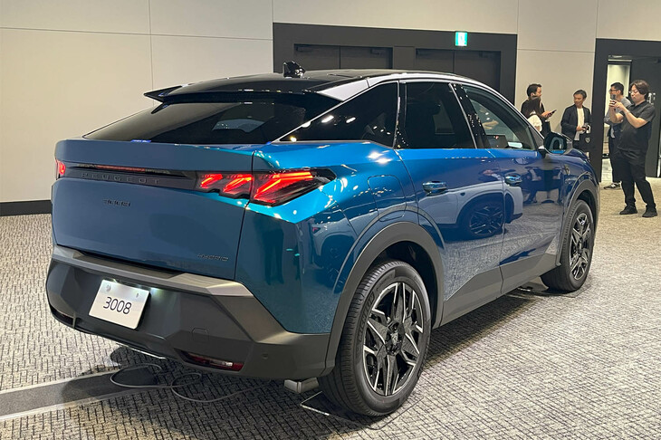 プジョー3008（リアビュー）