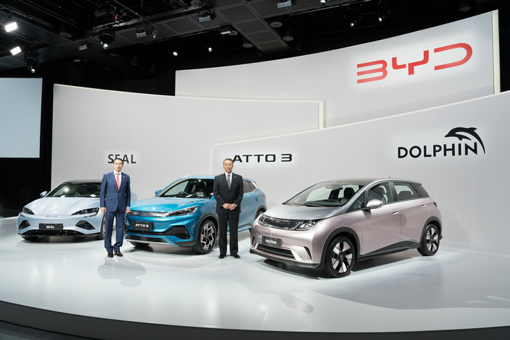 2022年7月21日に行われた発表会の会場より、BYDジャパンの劉 学亮社長（写真向かって左）と、BYDオートジャパンの東福寺厚樹社長（右）。