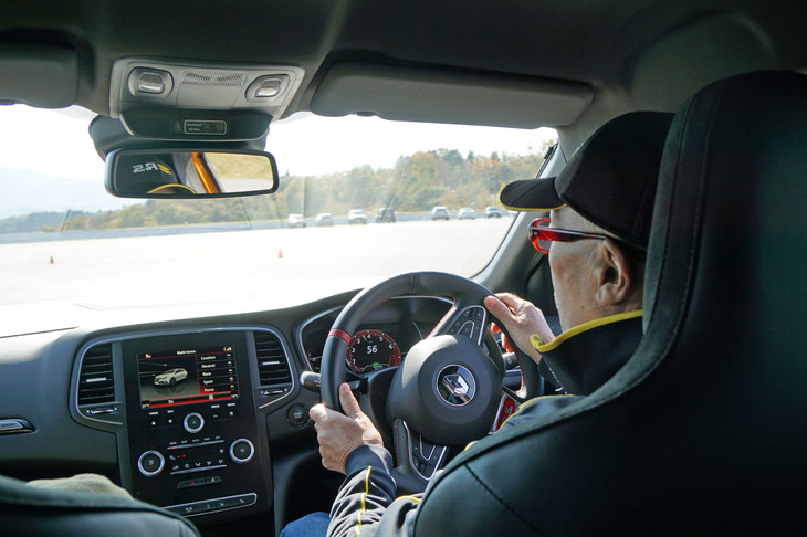 トム先生のドライブする「メガーヌR.S.」のリアシートに乗り込む。ここで筆者はきっかけをつかんだ。