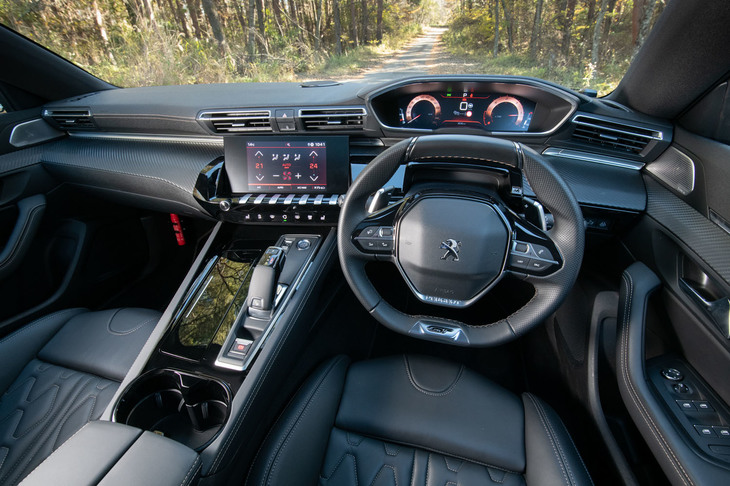 インストゥルメントパネルまわりには、他のプジョー車と同じくステアリングホイールの上からメーターを確認する「iコックピット」と呼ばれるデザインを採用。インテリアの意匠は、各部を黒で統一したスポーティーかつシックなものとなっている。