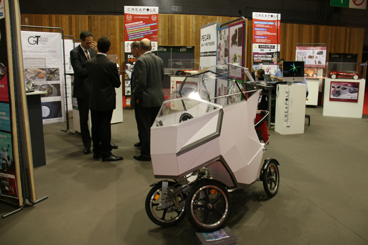 パリ・リヴォリ通りにあるデザインスクール「クレアポール」のコーナー。ディテールは荒削りながらも、いずれの作品もクルマへの情熱がひしひしと感じられる。写真の展示車は、学生パトリック・トヌリエールさんの作品。