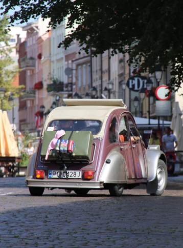 トルンの歴史的旧市街にも、「2CV」があふれた。