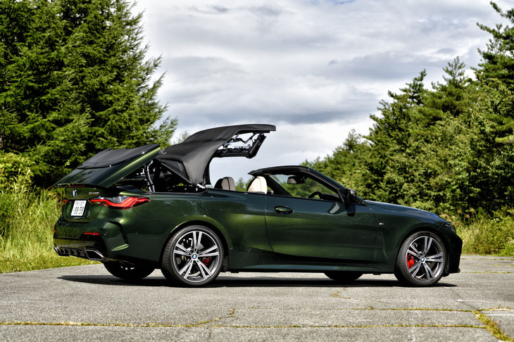 電動ソフトトップは、リトラクタブルルーフ採用の先代モデルよりも約40％軽量化されている。18秒で作動が完了し、走行中でも50km/h以下であれば開閉操作が行える。