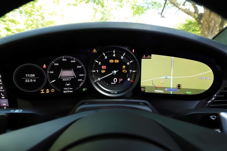 センターのエンジン回転計のみ機械式で、左右には7インチの液晶ディスプレイを配置。伝統の5連メーター風のデザインはもちろんのこと、ステアリングに備わるスイッチで写真のようにナビ画面にも切り替えられる。