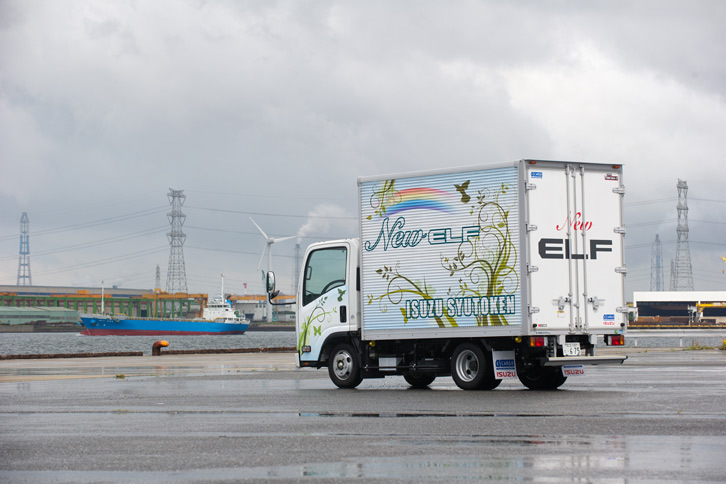 「ドライバン」とは屋根のついた箱型の荷台を持つトラックのこと（写真）。これに対し、屋根がなく、左右後方の3方をあおりで囲われた荷台を持つトラックは「平ボディー」と呼ばれている。