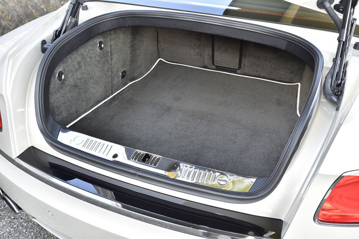 ラゲッジルーム容量は475リッター。