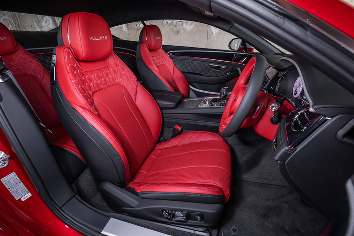 ダイヤモンドのモチーフ1個あたりに712本のステッチが入れられた「ダブル・イン・ダイヤモンド」と呼ばれる上質なキルティング表皮が目を引くフロントシート。ヒーターやベンチレーション、マッサージ機能も備わっている。