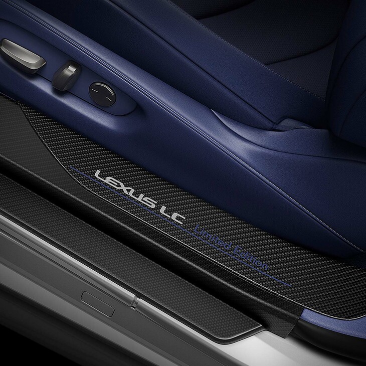 サイドシルには限定車であることを示すプレートが貼られている。