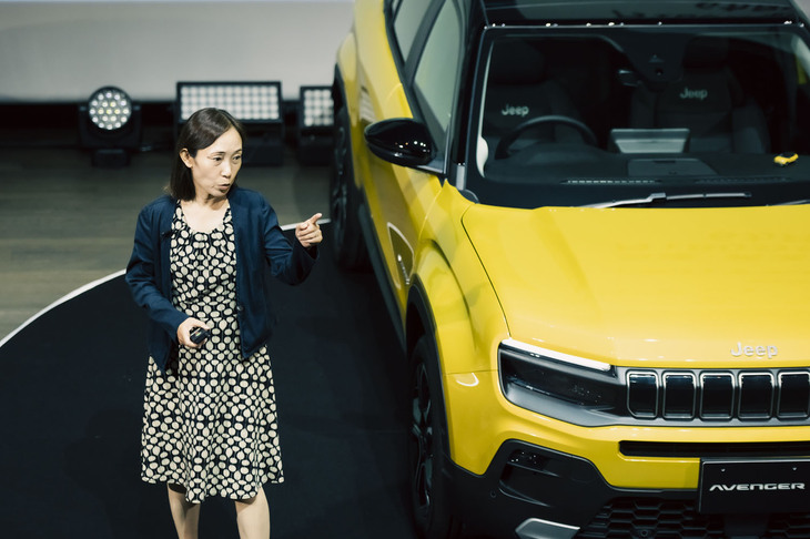 「ジープ・アベンジャー」の発表イベントで車両の特徴を紹介したステランティス ジャパンのプロダクトジェネラルマネージャー渡邊由紀氏。