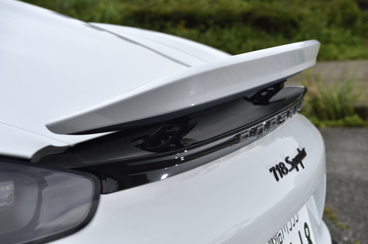 ボディー後端に位置するリアスポイラーは120km/hで自動的に立ち上がるほか、センターコンソールのスイッチで任意に作動させることも可能だ。