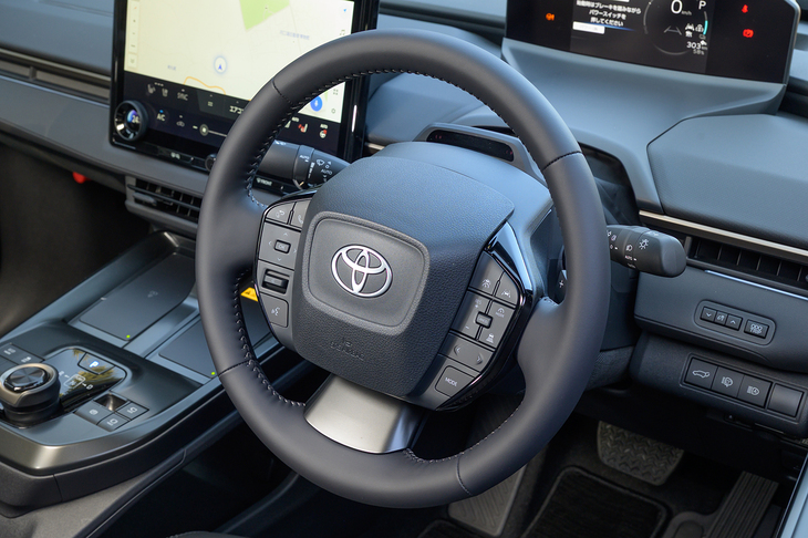 これまではスバル版の「ソルテラ」にしかなかった回生ブレーキをコントロールするためのステアリングパドルが付いた。ちなみにソルテラでは上下のスポークをフラットにした四角いステアリングを使っている。