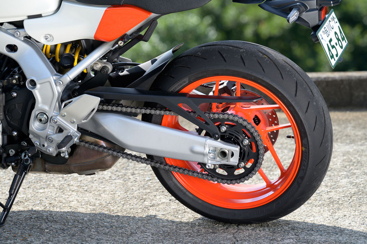 タイヤサイズは前：120/70ZR17、後ろ：180/55ZR17で、試乗車はブリヂストンのハイパフォーマンスタイヤ「バトラックス ハイパースポーツS23」を装着。ヤマハ独自の後方で製造される、軽量なスピンフォージドホイールが組み合わされる。