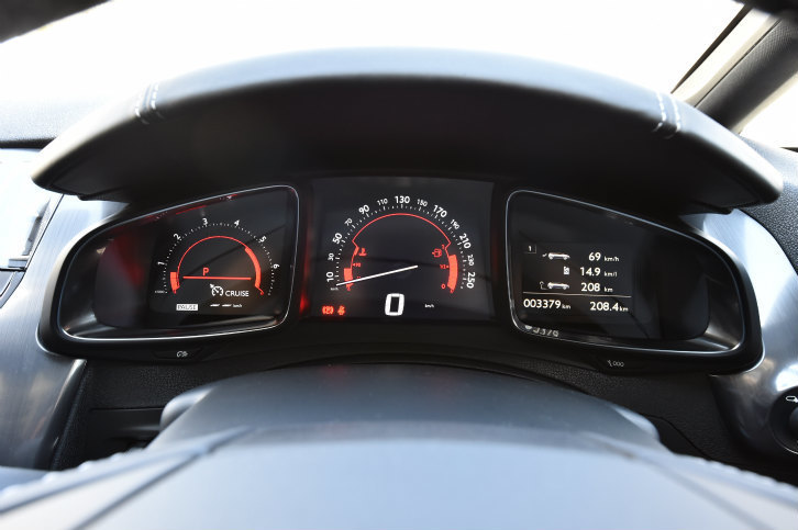 中央にスピードメーター、左にタコメーターが配置される。タコメーターのレッドゾーンは4750rpmから。