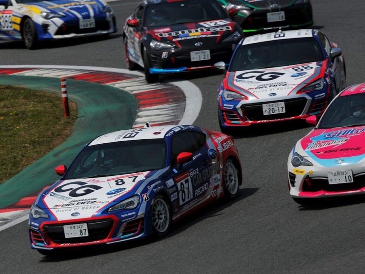 井口選手はピットスタートだったので、1ポイントでも稼ぐことができるようにファステストラップを狙っていきましたが、惜しくも少し足りず……悔しい結果となりました。久保選手は途中4位に浮上しましたが、最終ラップで後続を抑えきれず5位でのチェッカー。ポイント獲得はうれしいですし、先輩の粘り強い走りとクリーンなバトルを見ることができたのは、とても勉強になりました。 