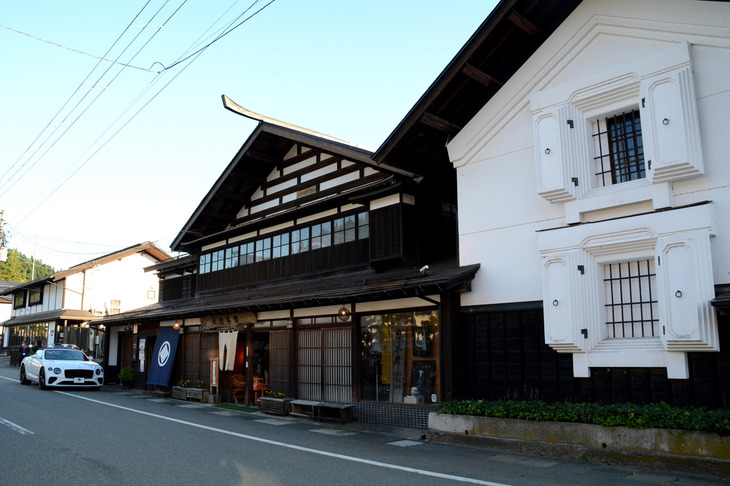 金山杉としっくいで建てられたカネカ本社とその蔵。いずれも100年を超える古い建築物で、その前に2022年型「ベントレー・コンチネンタルGTC」が特別展示された。