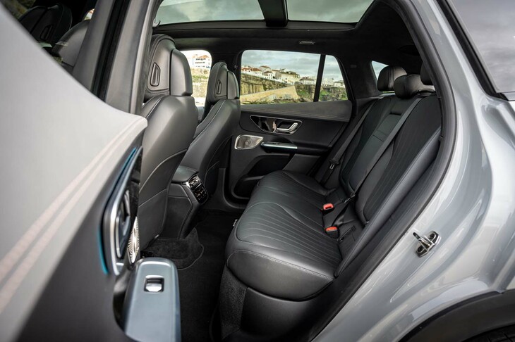 後席の広さはご覧のとおり。シャシーの下部がフラットになったBEVでありながら、床面と座面との高低差をしっかりと稼ぎ出しているのはさすが。