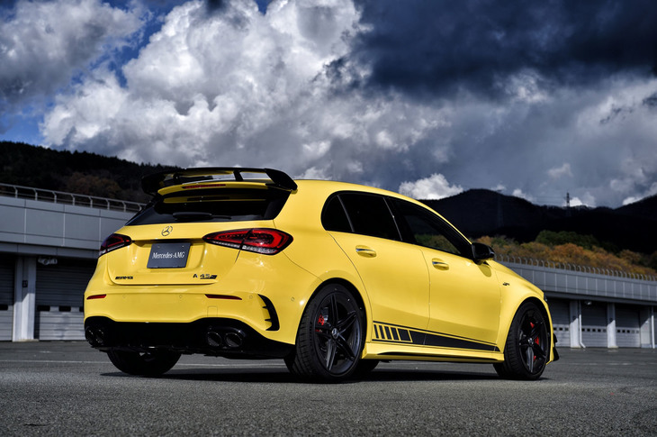 ボディーサイドのデカールは「エディション1」の専用装備。同車の外装色にはサンイエロー（写真）とデジーノマウンテングレーマグノ（マットペイント）が設定され、ともに台数200台の限定販売となっている。