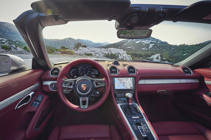 ボルドーレッドのレザー仕立てとなるインテリア。「アルミニウムインテリアパッケージ」や「ヒーテッドGTマルチファンクションスポーツステアリングホイール」などを標準装備する。