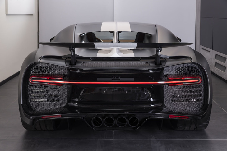 ブガッティ・シロン スポーツ“レ・レジェンド・デュ・シエル”（リアビュー）