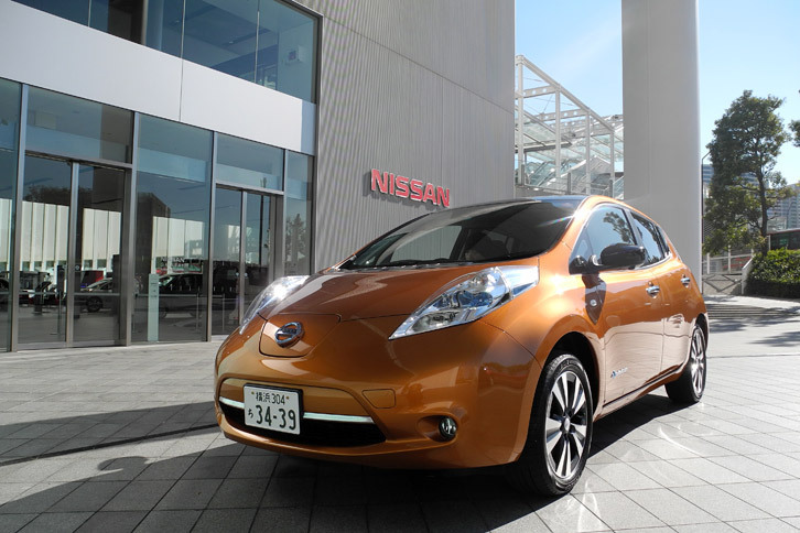 最新型の「日産リーフ」。横浜の日産グローバル本社、玄関前にて。