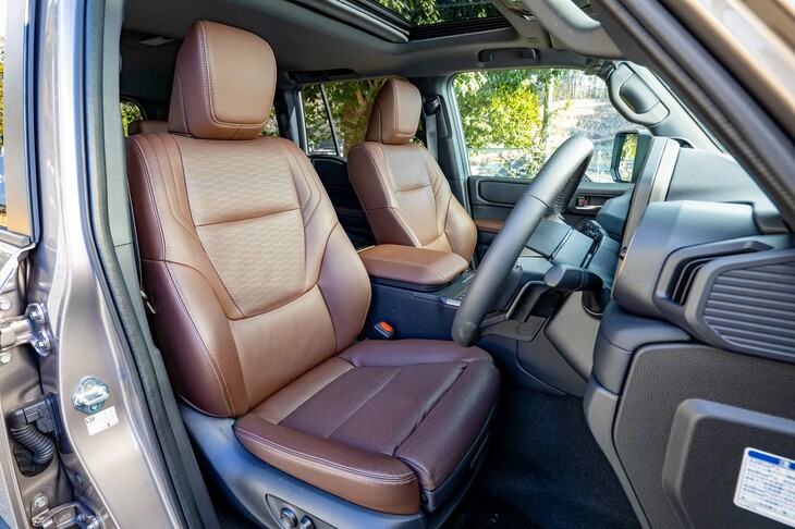 「ZX」グレードでは、運転席に8wayの電動調整機能に加えて、座面の長さ調整機能も採用。1・2列目シートの両方にシートヒーター／ベンチレーション機能を備えている。