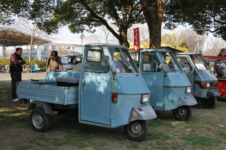 3台並んだ、年季の入った「アペ」（輸出名称ベスパカー）。イタリアはピアジオ社製のマイクロ三輪トラックである。