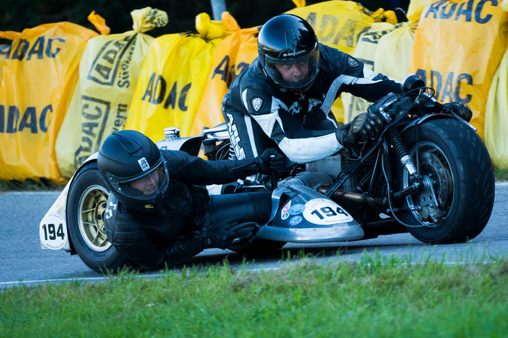 カー側がインになるコーナーでは、パッセンジャーは肩やヘルメットが地面に着きそうなほど体を内側に傾ける。ちなみに、このパッセンジャーは女性である。