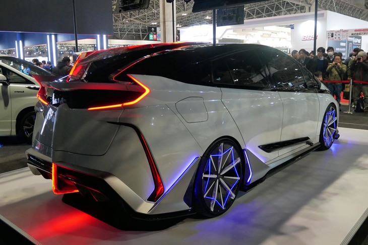 光量を落とした、ブースのメインステージ。展示車両の“光のカスタマイズ”が印象的だった。