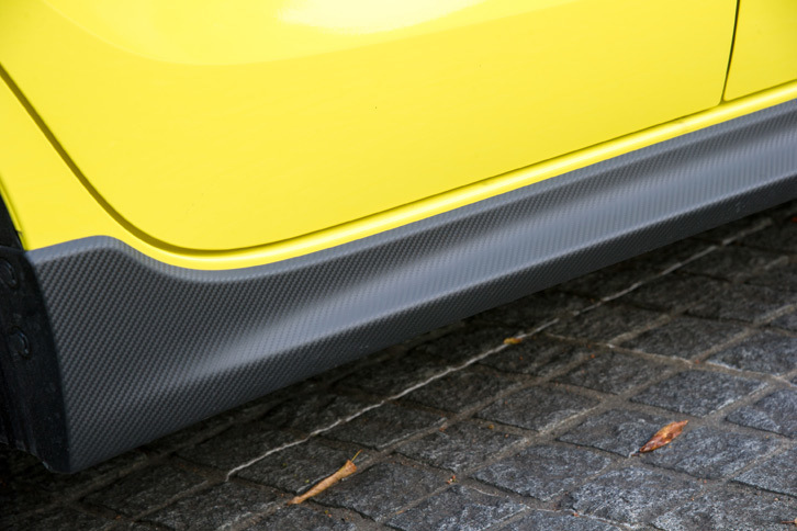 空力性能の向上に寄与するロアまわりのボディーパーツには、カーボン調の装飾が施されている。