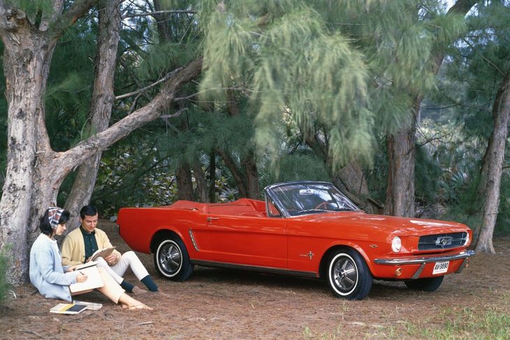 「フォード・マスタング」
	1964年に発売され、豊富なオプションを用意したフルチョイスシステムで人気となった。ポニーカーと呼ばれるジャンルを確立し、日本のスペシャルティーカーにも影響を与えたといわれる。