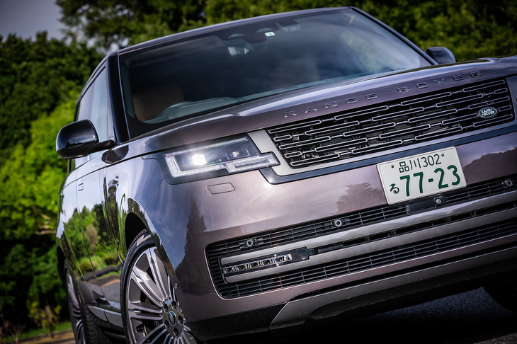 新型「レンジローバー」のフロントマスク。ショートオーバーハングやクラムシェルボンネット、直立したフロントガラスなどといった伝統のデザイン要素を受け継いでいる。