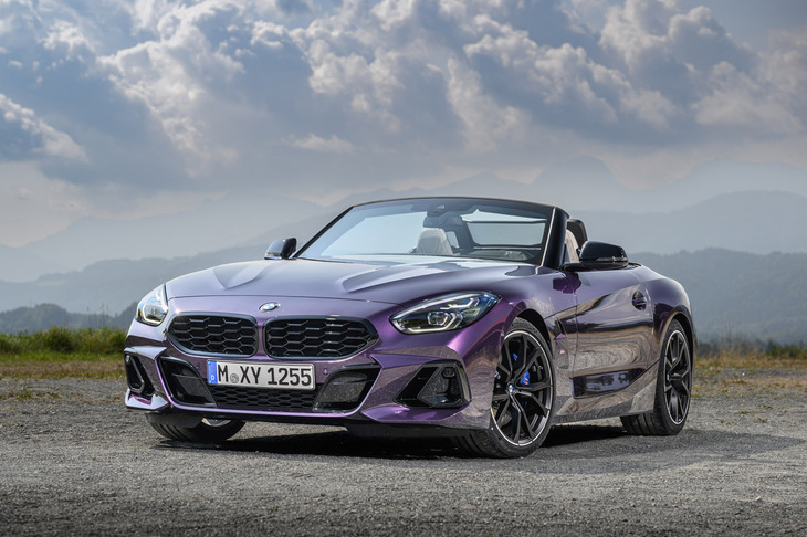 マイナーチェンジされた「BMW Z4」。ヘッドランプまわりをブラックとし、BMWデザインの象徴であるキドニーグリルが水平基調のデザインにリニューアルされている。