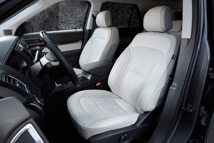 シートやドアトリムには、キルティング調のステッチが入ったニルヴァーナレザーが用いられている。