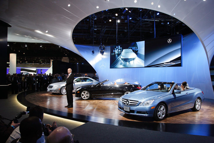 2010年のデトロイトショーにおいて、プレスカンファレンスに臨むダイムラーのディーター・ツェッチェCEO。