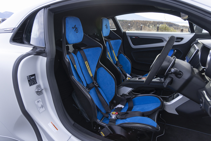 サベルト製モノコックバケットシートという意味では「アニバーサリー」と同じだが、こちらはフルカーボン製でより軽量な仕立て。6点式シートベルトのホールド性は文句なしだが、装着がいちいち面倒なのは間違いない。