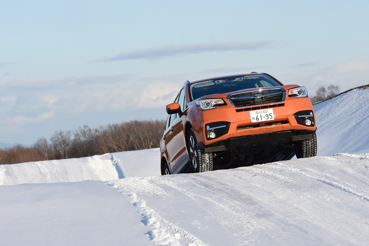 アップダウンが続く圧雪路を走る「フォレスターX-BREAK」。220mmの最低地上高に加えて、斜面に乗り上げるときや斜面から平たん路に下りる際の十分なロードクリアランス（アプローチアングル：25度、ディパーチャーアングル：26度）を確保。本格的な悪路走破性がアピールされる。
